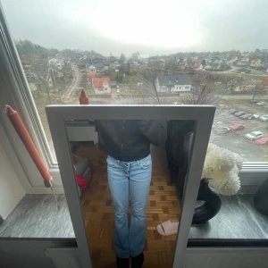 Blå bootcut jeans - Snygga blå bootcut jeans med en klassisk look. De har en hög midja och en bekväm passform som ger en smickrande siluett. Perfekta för en avslappnad stil.