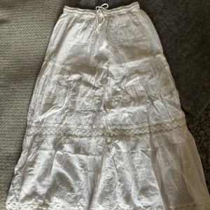 Vit långkjol  - Så vacker thriftad vit långkjol💕