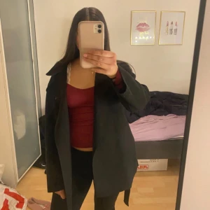 Svart kappa från Nelly - Säljer en stilren svart kappa från Nelly. Använd men i bra skick, tror ej den säljs längre. Storlek S💗