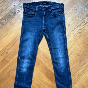 Replay anbass - Stilrena anbass (slim fit) i en skön mörkblå färg🔵| Waist: 32📏 | Length: 32 📏| Fraktar så snabbt som möjligt inom 1-2 dagar via PostNord eller Instabox 📬📮|