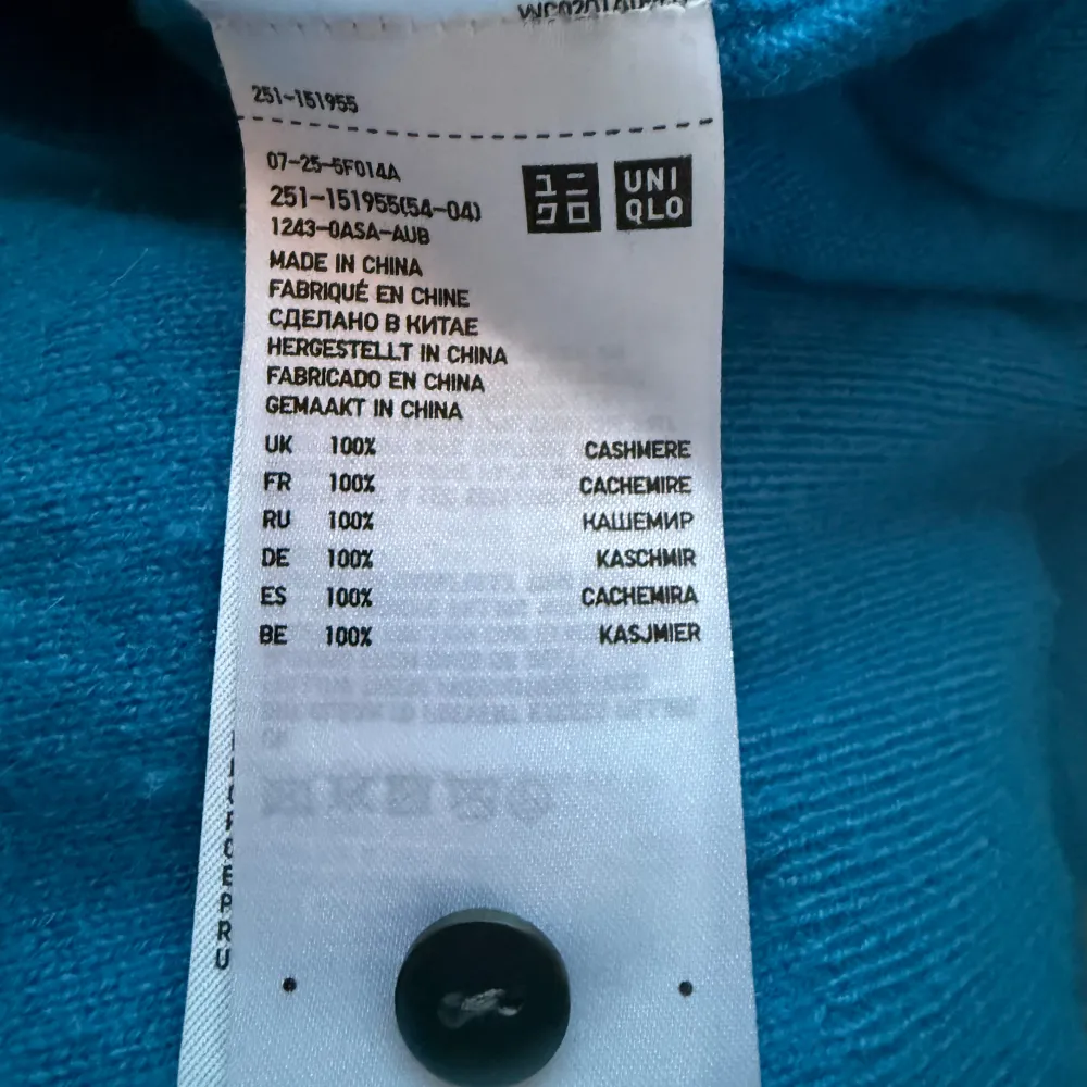 Säljer en mjuk och stilren blå kashmir kofta från Uniqlo. Koftan har knappar framtill och långa ärmar, perfekt för att hålla dig varm och snygg. Ett måste i garderoben för alla som älskar komfort och stil. 💙. Neuletakit & Villapaidat.
