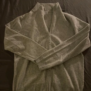 S&T Studios Fullzip - En fullzip från S&T Studios. Cashmere/merino blandning så väldigt mjuk och skön.  Aldrig använd förutom till bilden, skick 10/10.  Nypris: 1495