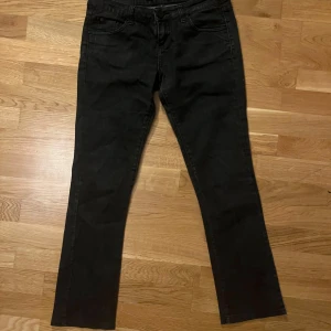Lågmidjade jeans  - Jättefina svarta/mörkgrå jeans. Storlek 38 men är betydligt mindre, skulle säga xs. 