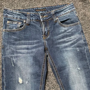 Nudie Jeans - Tja, säljer mina riktigt feta Nudie jeans i storlek 27/33 men passar också 28/33. De är i perfekt skick och riktigt feta. Nypris på dessa ligger på ungefär 1600kr. Hör av er vid frågor eller funderingar!🤩
