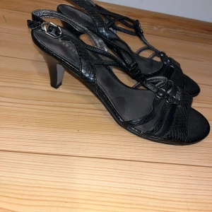 Korkokengät - Ihanat mustat korkokengät. Koko 39. Kissatalous MMM, lisätietoja saa kysymällä Katsothan myös muut ilmoitukseni Mikäli hinta ei miellytä tarjoa rohkeasti!