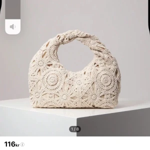 Fest väska - Köpte denna väska på SHEIN, den är som på bild bara att den är helt tom. Den har inte kommit till användning, måste bli av med den 😔 Orginal priset är 116kr men säljer för 50kr (sänkt till 40)☀️