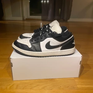 Jordan 1 Panda - Jordan 1 Panda Storlek 42 Original skokartong Skorna är använda men fortfarande i väldigt bra skick Inga tydliga tecken på användning  Hör av er vid minsta fundering😊  Sökord: jordan 1, jordan 4, jordan 3, jordan 5, jordans, sneakers, summer, shoes, panda, pandas, trainers, black white, unisex