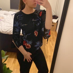 Blus från Gina Tricot - Fin mönstrad blus med knytmöjlighet vid armarna. Tunn och luftig, bra till varma dagar. Pris kan diskuteras vid snabb affär.