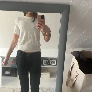 Vit kortärmad tröja från Zara - Säljer en stilren vit kortärmad tröja från Zara. Perfekt för en enkel och fräsch look. Tröjan har en rund hals och är tillverkad i ett mjukt material som känns skönt mot huden.