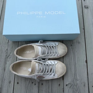 Philippe model skor - Säljer dessa Philippe model skor i storlek 37, Använda tre gånger därav är dom i väldigt bra skick. Alla ”detaljer” som man ser på är hur själva modellen ska se ut och hur dom såg ut när jag fick hem dom så de är alltså inte riktigt smuts osv. Beställda från deras egna hemsida och nypris är 3800. Silvriga glitter snören och rosa detaljer på sidan av skon, Säljer pågrund av att jag aldrig använder dom. Det tillkom även ett par vita skosnören om man vill byta. Hör av dig om du har mer frågor!👍🏼😋🥰