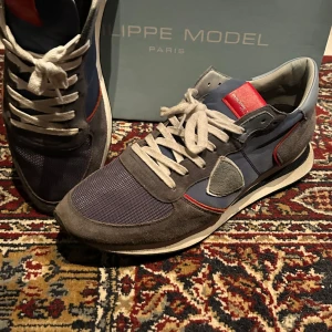 Philippe model trainers - Riktigt snygga trainers från Philippe model som funkar perfekt till våren och sommaren. Bra skick! Skickas i original skolåda