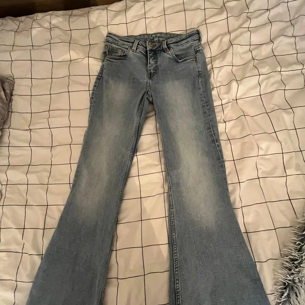 Snygga blå bootcut jeans som är lågmidajade från monki! köpte de för 500kr säljer för 270kr, säljer p.g.a de inte kommer till användning och är för stora💞Har aldrig använts men har testat de när jag fick de. Den är dessutom i storlek S, skriv om ni vill ha mer information💞. Farkut & Housut.