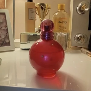 2 stora Britney Spears parfymer  - Säljer 2 Britney Spears parfymer. Båda är halvfulla. Skriv för mer info💗Det är de stora versionerna. 70kr styck.