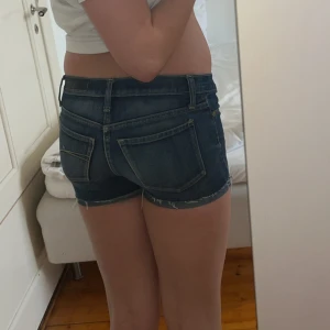 Lågmidjade jeansshorts  - Säljer ett par lågmidjade jeansshorts från Nobody, köpta på plick. Använd ett fåtal gånger. Säljer då de blivit för små för mig. Skulle säga att de är ungefär 34 i storlek. Skriv för mått!