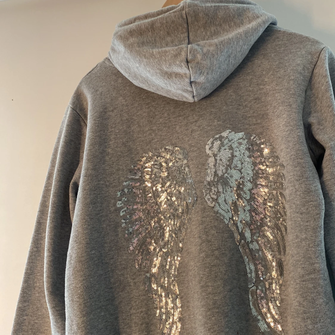 Grå hoodie med paljettvingar från Moocci - 3
