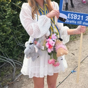 vit studentklänning - vit studentklänning från Lulus. Endast använd en gång!🩷