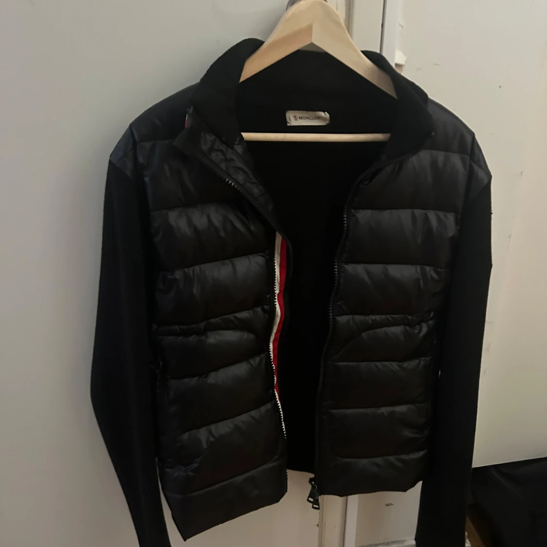 Svart dunväst från Moncler