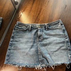 Jeans kjol  - Super fin jeans kjol från Gina 