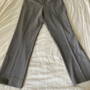 Second hand byxor  - Oanvända second hand byxor. Vida/baggy i passform. Skriv om du undrar något👍🏼