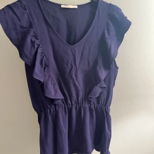 Söt topp - Supersöt mörkblå topp, luftig o skön till sommaren!! Pris kan diskuteras❣️❣️