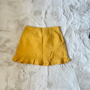 Gul kjol med volang och slits - Säljer en superfin kort gul kjol 