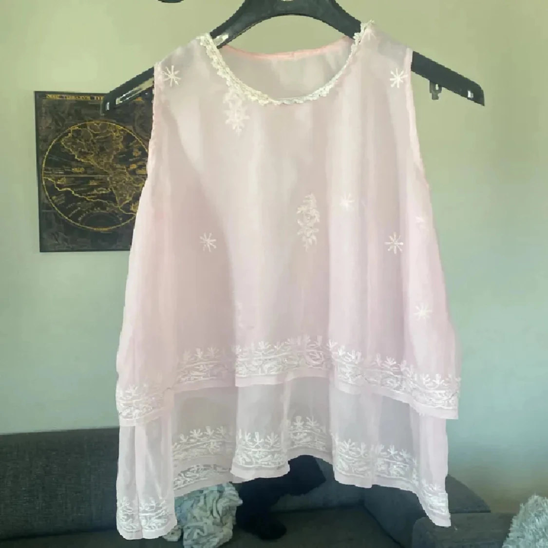 Ljusrosa ärmlös topp med broderade blommor