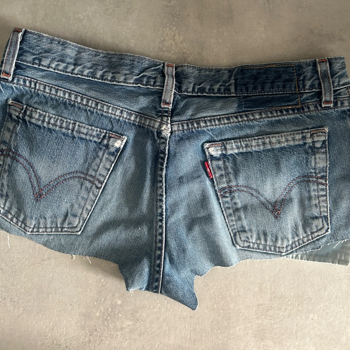 Lågmidjade jeansshorts från Levis - 1