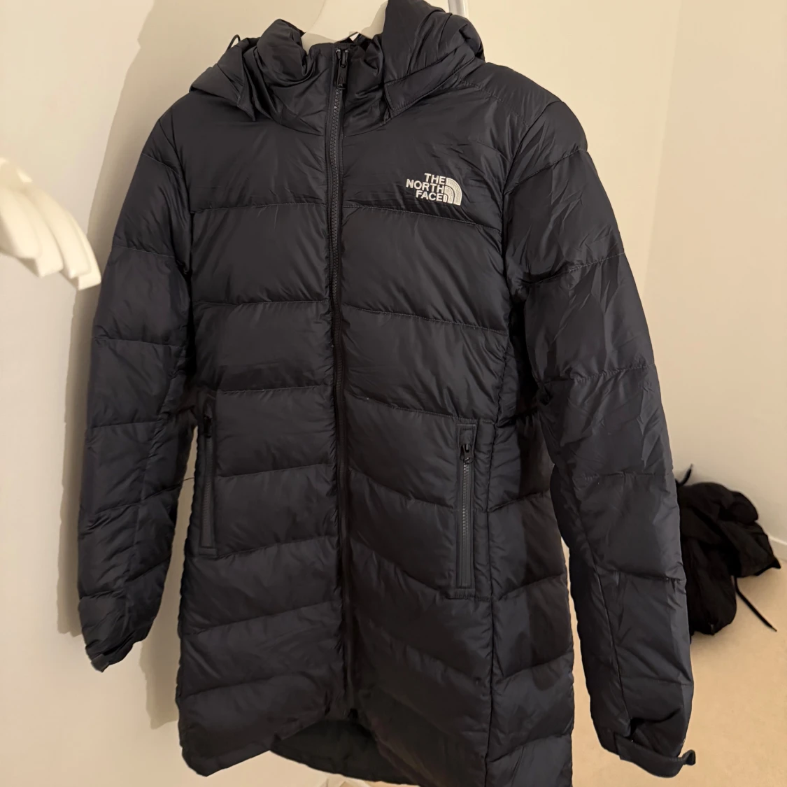 Svart lång dunjacka från The North Face