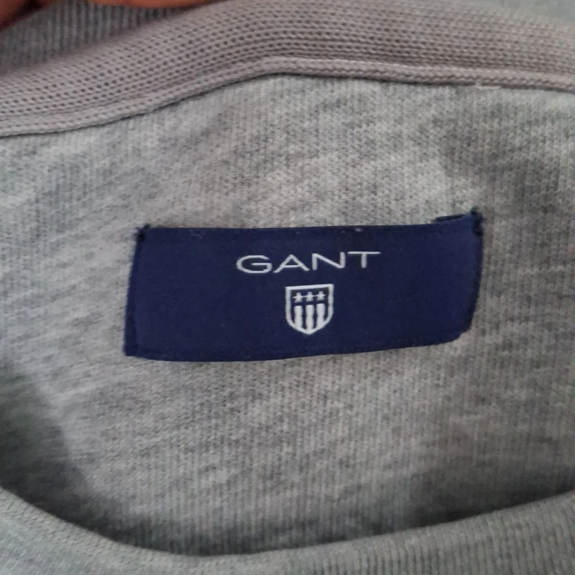 Grå sweatshirt från GANT - 2