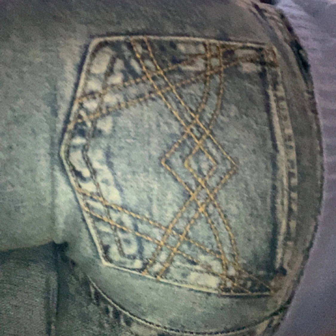 Ljusblå lågmidjade jeans med broderade bakfickor - 3