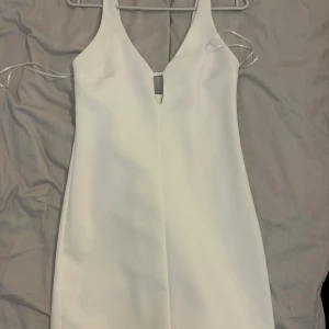 Vit kort klänning från zara - Vit kort klänning från zara, ny utan prislapp storlek M men passar även en S! Skriv privat för mer bilder