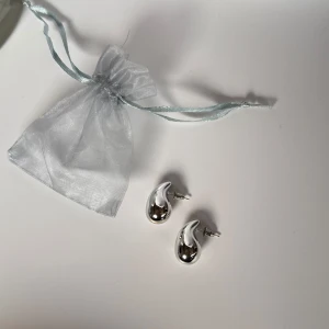 Örhängen - Superfina silvriga örhängen. Helt nya. Väldigt lätta att bära. I rostfritt stål