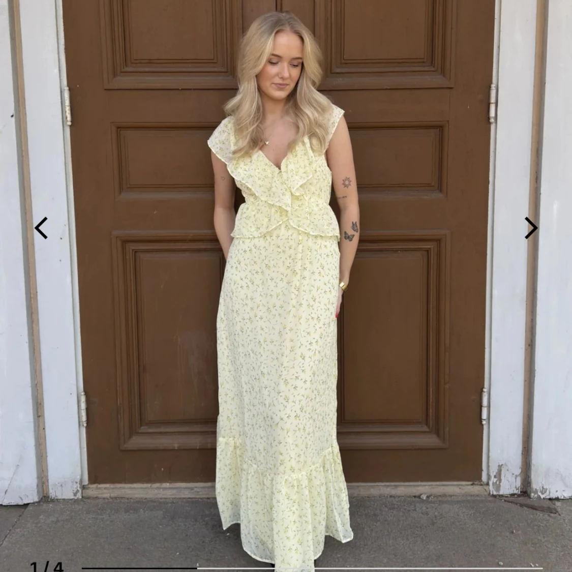 Ljusgul långklänning med volang och blommigt mönster