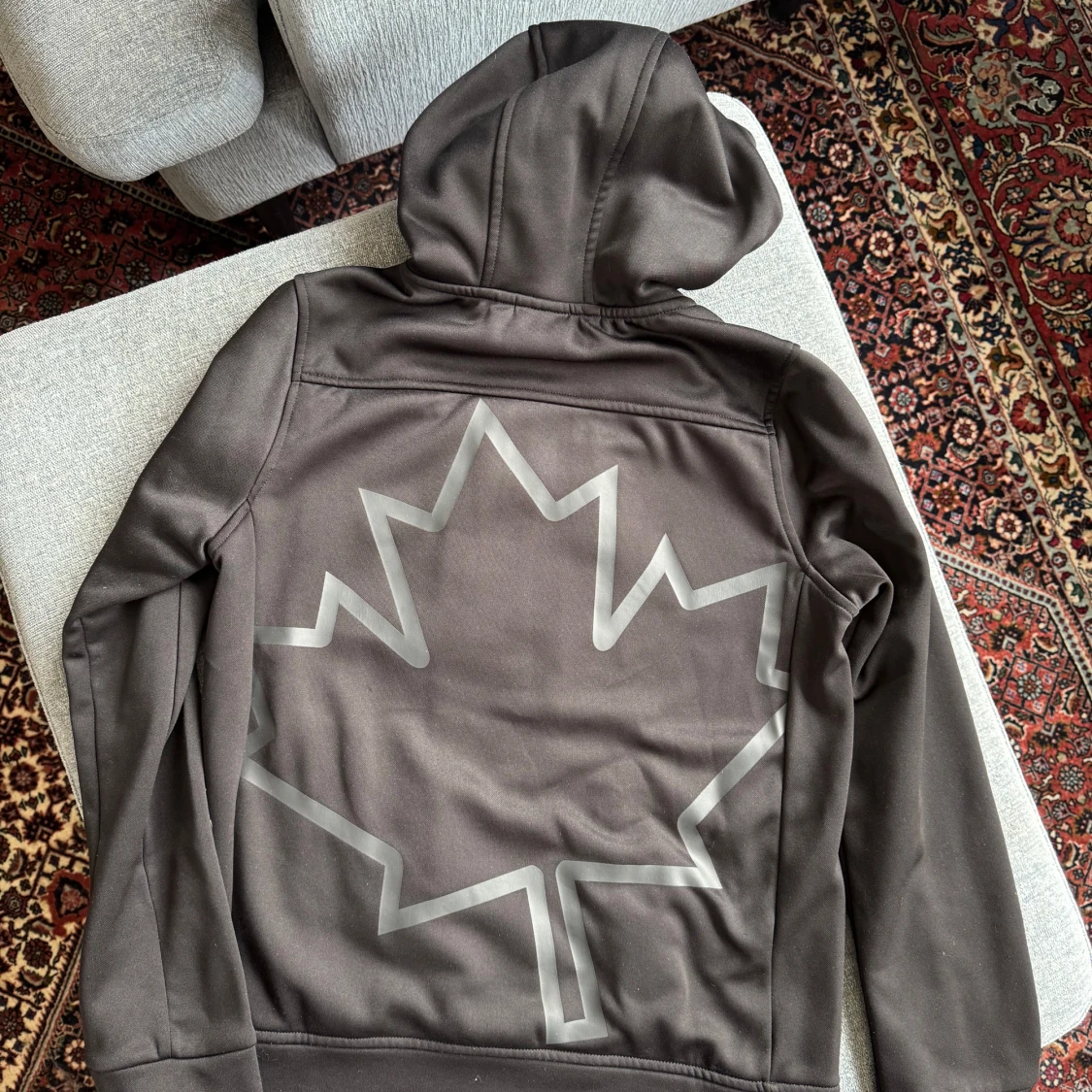 Svart hoodiejacka från Zavetti Canada  reflektion - 1