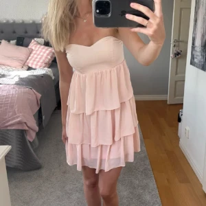 Ljusrosa axelbandslös volangklänning - Superfin rosa volangklänning köpt på Plick. I bra skick inga speciella defekter!🥰