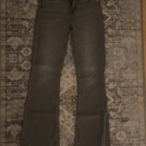 Gråa jeans - Använt fåtal gånger