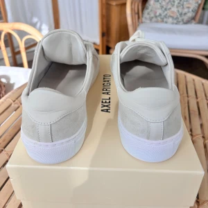 Beige från Axel Arigato - Snygga beige sneakers från Axel Arigato i bra skick! Sparsamt använda! Priset kan diskuteras vid snabb affär!!