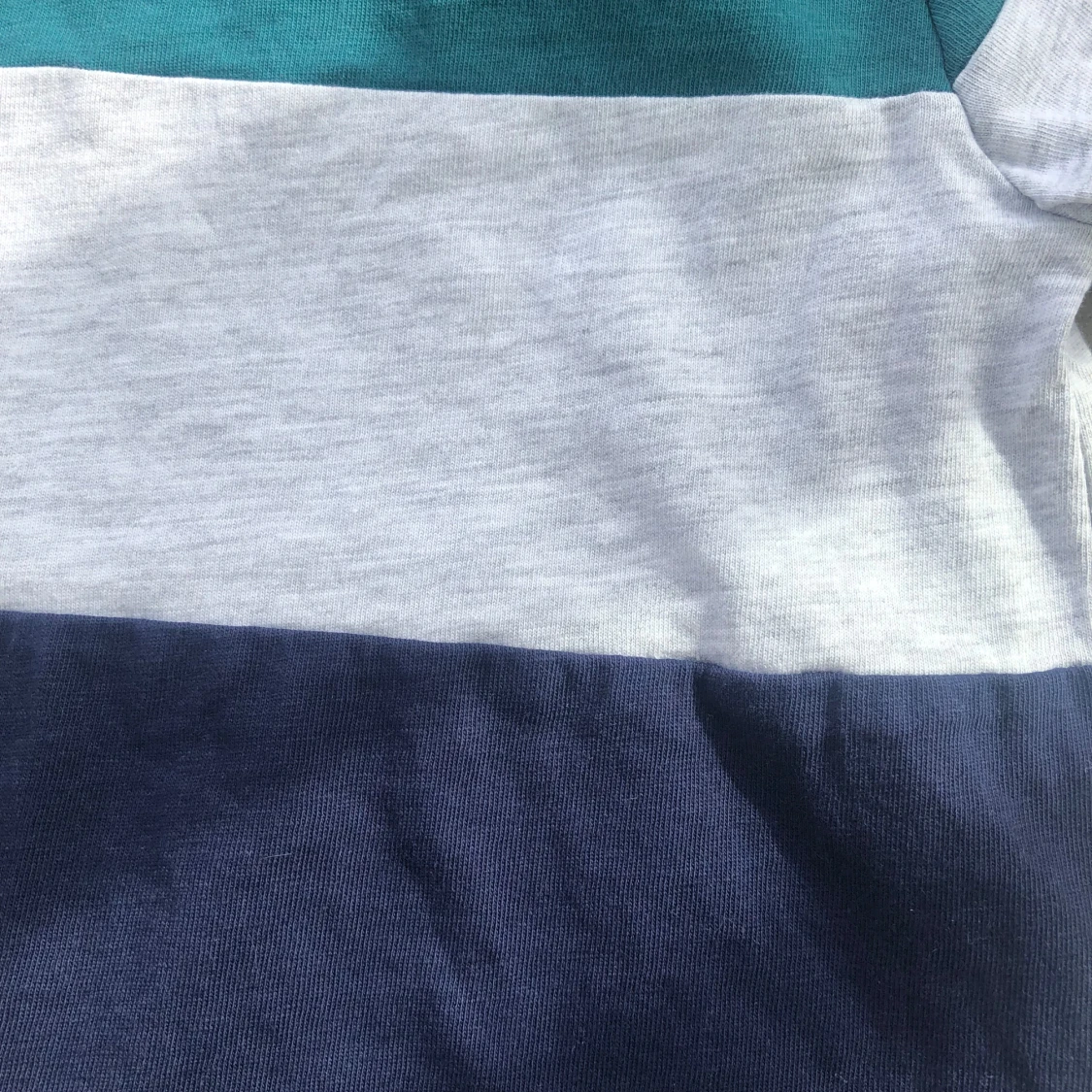 Randig långärmad tröja med knappar på axeln - 2