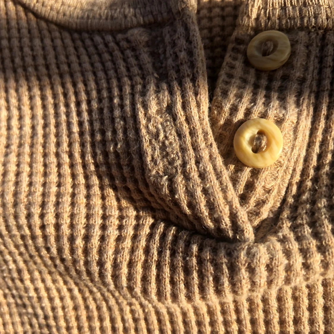 Beige ribbad långärmad tröja med knappar - 3