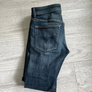 Diesel jeans  - Riktigt feta disel jeans till salu med en riktigt skön snygg passform . Byxorna är inte mycket använda då skicket är 8,5/10 storlek är 30/30 