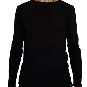 Svart långärmad tröja med dragkedja - Svart långärmad tröja med rund hals och en dekorativ dragkedja framtill nedtill. Enkel och stilren design som passar till många olika outfits.