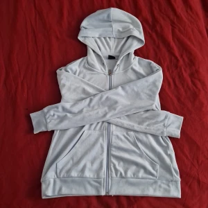 Ljus blå korta  - En väldig mjuk tröja som jag använde ett par gånger och i de tredje bilden kan man se att den har tappat färgen lite💕