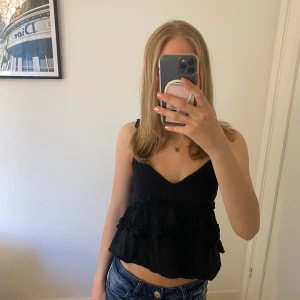 Svart volangtopp från Cider - Topp från cider, den är inte använd många gånger så är i mycket bra skick och har inga defekter. Den är i xxs men passar mig bra som brukar ha xs-s