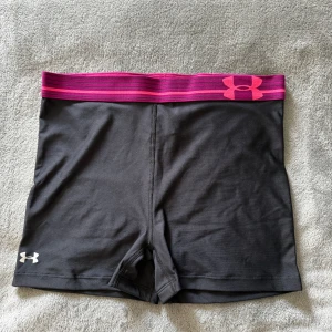 Nya Svarta träningstights-shorts från Under Armour - •Aldrig använda, endast tvättade.  •De är gjorda i ett funktionellt material med fyrvägsstretch och lätt kompression för optimal rörelsefrihet och stöd åt trötta muskler.  •Ergonomiska flatlock-sömmar motverkar skav och andra störande moment.  •Fuktavvisande egenskaper för bort fukt och svett från huden, samt påskyndar avdunstningen för en snabbtorkande effekt. •Djurfritt och rökfritt hem.