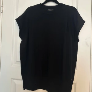 Svart finstickad t-shirt från Holly & Whyte - En svart t-shirt från Holly & Whyte by Lindex i storlek XL. T-shirten har rund halsringning och är tillverkad i en mjuk Tencel/lyocell-blandning. Perfekt basic-plagg att ha i garderoben.