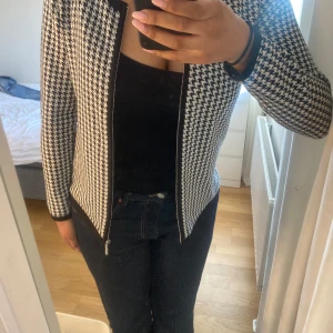 Mönstrad svartvit kofta från Cellbes - Säljer en svartvit mönstrad kofta från Cellbes. Koftan har dragkedja framtill och lång ärm. 💓