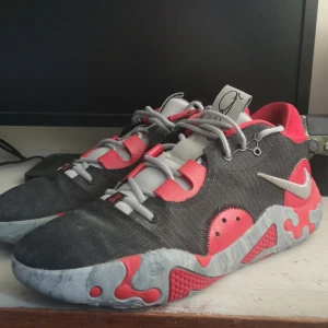 Pg 6 bred - Ett par snygga Nike basketskor som funkar väl. De säljs för ett lite lägre pris pga att jag inte har orginal låda och skorna är lite använda.