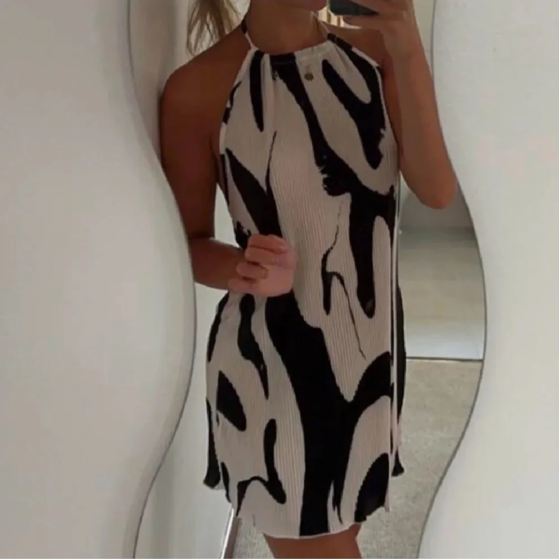 Svartvit miniklänning med öppen rygg - 1