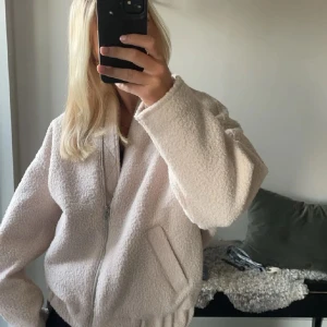 Teddyjacka - Skit snygg teddyjacka ifrån h&m som sitter skit snyggt och är i en superfin ljusbeige färg! Bolden är lånad så skriv gärna om du vill ha fler bilder!💕