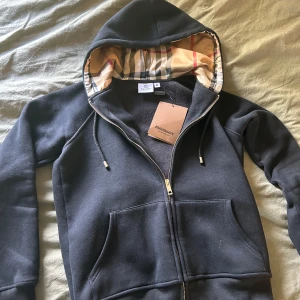 Svart hoodie med dragkedja från Burberry - Denna passar även XS!